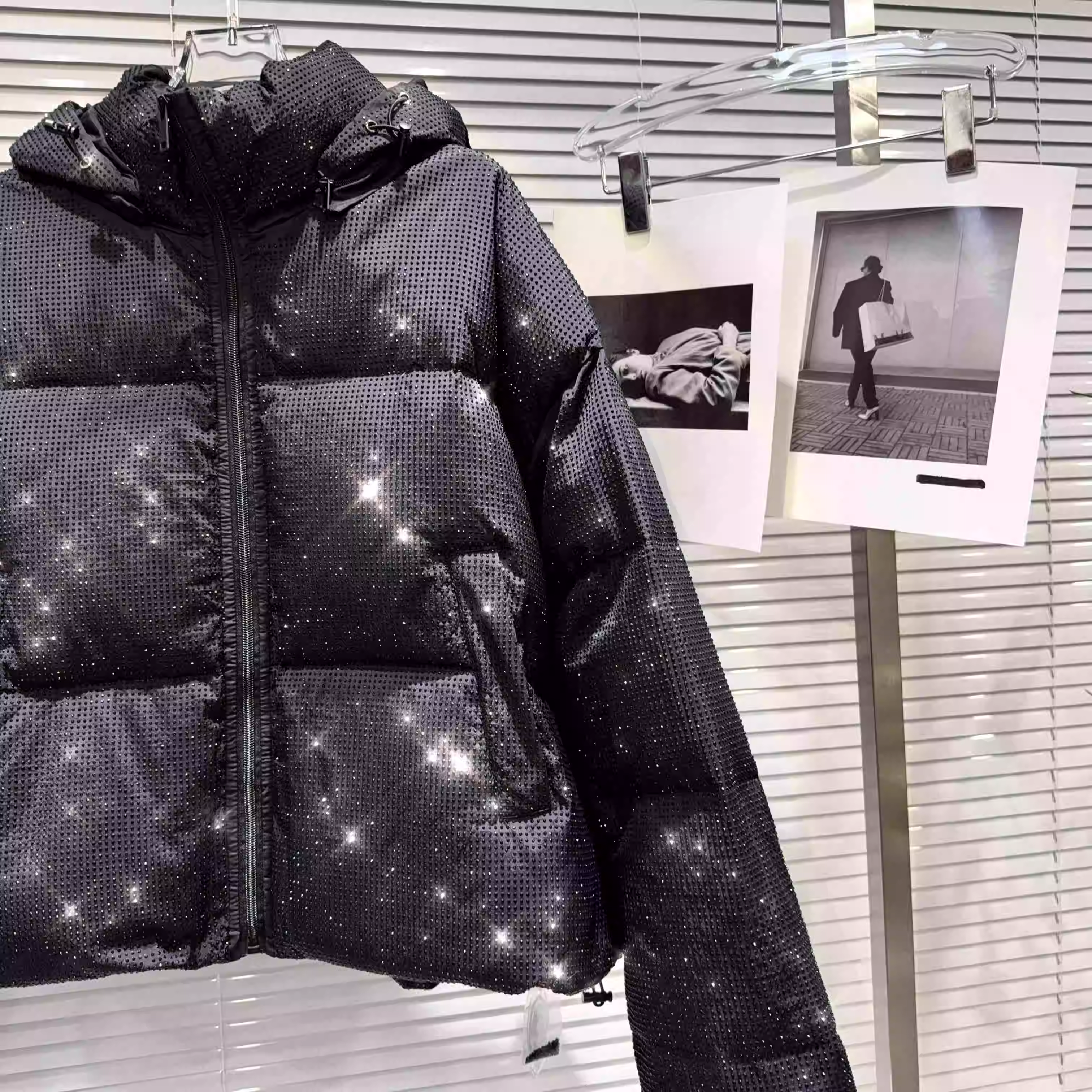 Chaqueta acolchada gruesa y pesada, abrigo con capucha de diamante completo, chaqueta cálida, nueva moda de invierno, abrigo negro elegante de manga larga de longitud media
